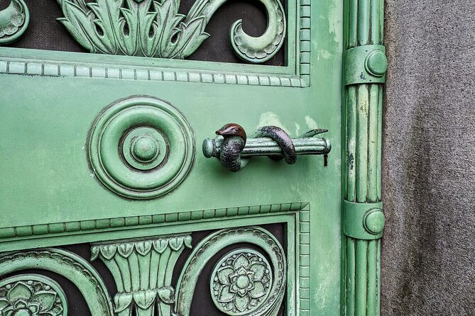 The Deep Pockets Of Graceland Cemetery Walking Tour - Tour Features