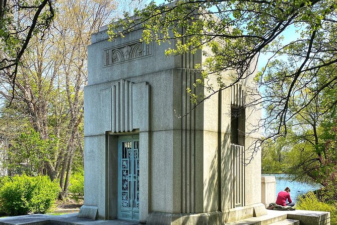 The Deep Pockets Of Graceland Cemetery Walking Tour - Notable Residents of Graceland Cemetery
