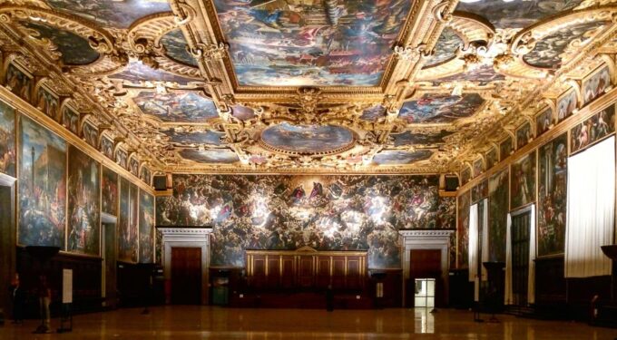 The Doges Palace in Venice: the Heart of Venetian Power - Crossing the Bridge of Sighs