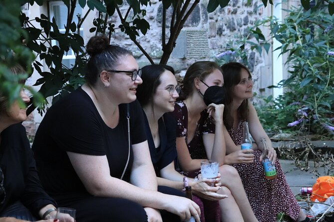 The Edinburgh Literary Pub Tour - Pubs, Courtyards, and Hidden Alleyways