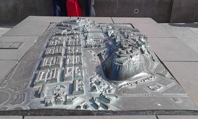 The Essential of Edinburgh in French - Guides Expertise