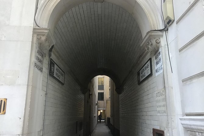 The Ghosts of the Secret Alleyways of Old London Town - Haunted Halls of the Temple Church