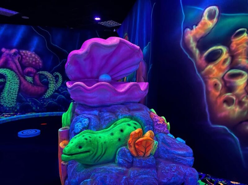 The Hague: Glowgolf Glow in the Dark Indoor Minigolf - Thrilling Minigolf Experience