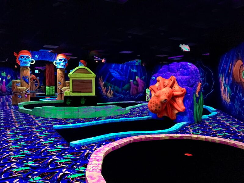 The Hague: Glowgolf Glow in the Dark Indoor Minigolf - Glowing Holes and Enchantment