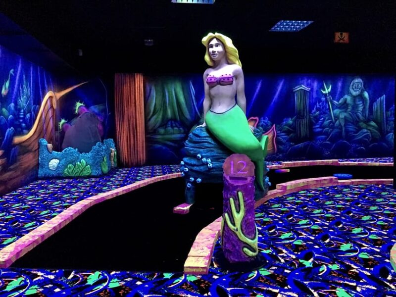 The Hague: Glowgolf Glow in the Dark Indoor Minigolf - Convenient Mall Location