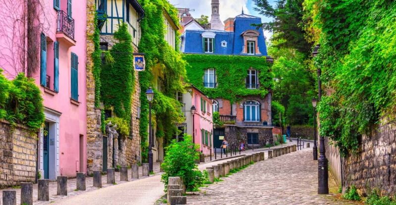 The Heart of Paris: Montmartre and Historical Monuments - Vibrant Artistic Culture