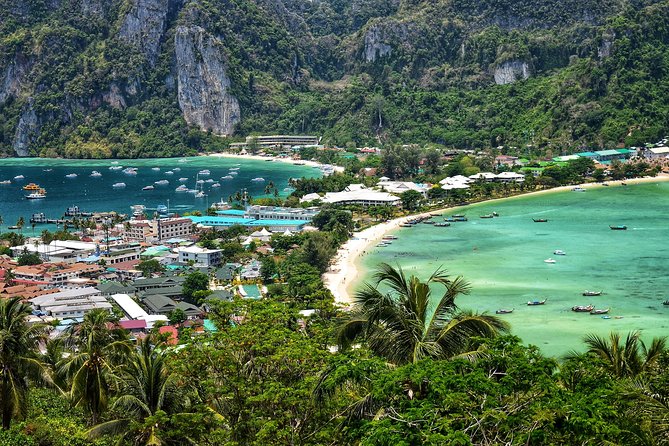 The Inviting Beauty of Phi Phi Islands - Discovering the Stunning Landscapes