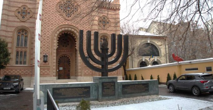 The Jewish Heritage of Bucharest - Half Day Walking Tour - Languages and Group Size