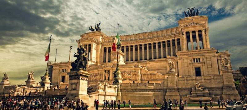 The Marvels of Rome: a Journey Through Time and Landmarks - A Walk Through History: The Role of Romes Squares