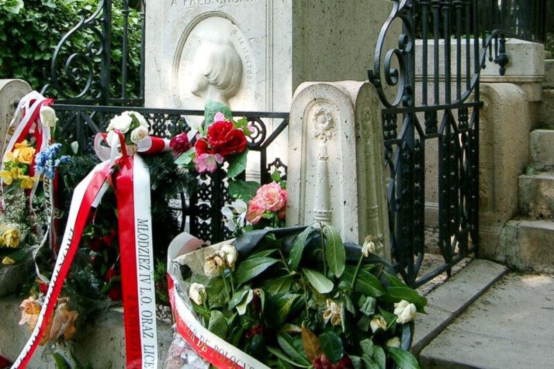 The Père Lachaise Cemetery: Guided 2-Hour Small-Group Tour - Booking and Cancellation