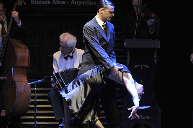 The Window Tango Show With Private Transfers and Optional Dinner - Experiencing the Venue and Capacity