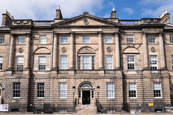 Theatrical Tour in Spanish New City Edinburgh - Exploring the New City