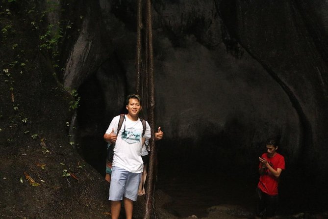 Tibumana, Tukad Cepung, and Tegenungan: The Prettiest Waterfalls in Bali - Experiencing Tegenungan Waterfall