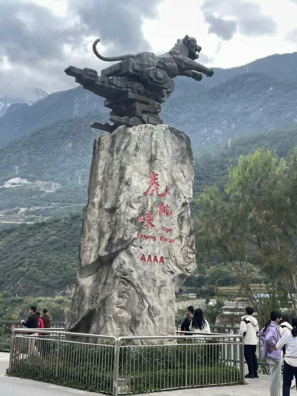 Tiger Leaping Gorge Easy Hike & Baisha Old Town Day Tour - Key Points