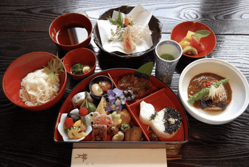 Tokyo : Asakusa Private Guide Tour & Vegan Japanese Cuisine - Meeting the Local Guide