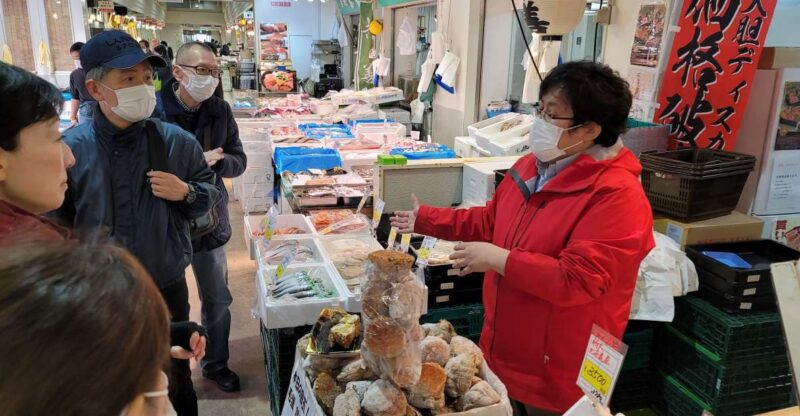 Tokyo: Guided Walking Tour of Tsukiji Market With Lunch - Tasting Traditional Specialties