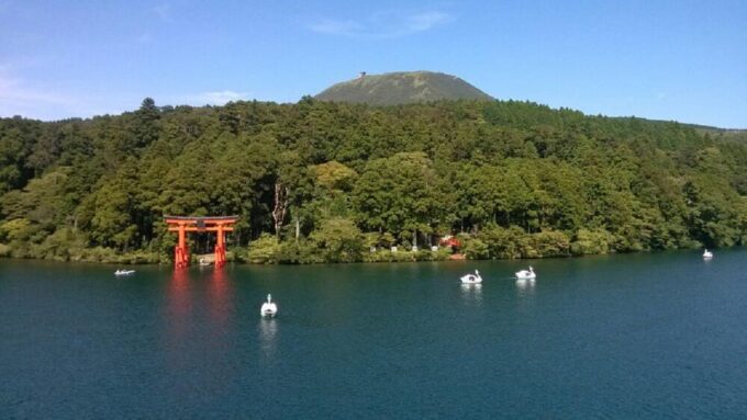 Tokyo: Mt Fuji, Hakone, Cruise, Ropeway & Oshino Hakkai Tour - Visiting Yamanakako Shiratori Beach