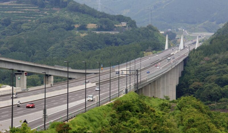 Tokyo: Private Luxury Car Transfer To/From Kobe. (One Way) - Spacious and Luxurious Vehicle