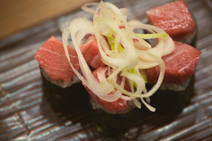 Tokyo: Shinjuku Izakaya and Golden Gai Bar Hopping Tour - Inclusions and Highlights