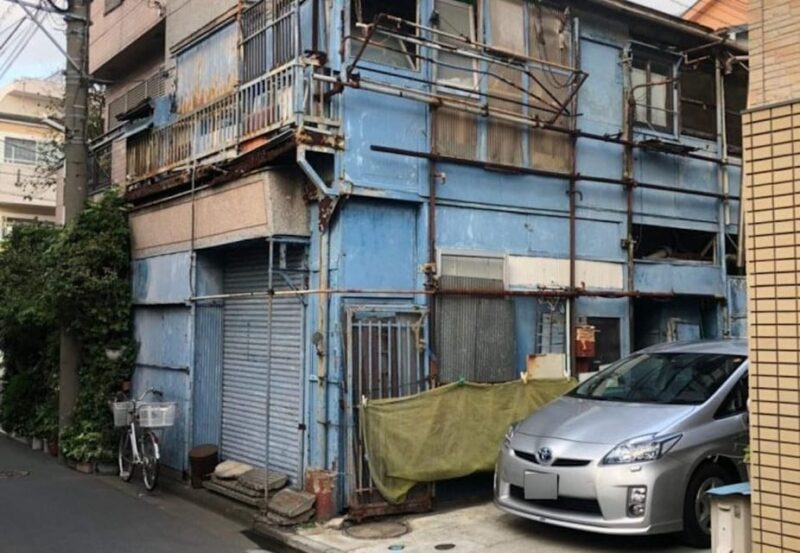 Tokyo: Shinjuku, Kawasaki, Slum & Red Light Tour With Pickup - Itinerary and Experience