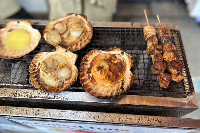 Tokyo Tsukiji Fish Market Food and Walking Tour - Taking in the Guides Captivating Storytelling