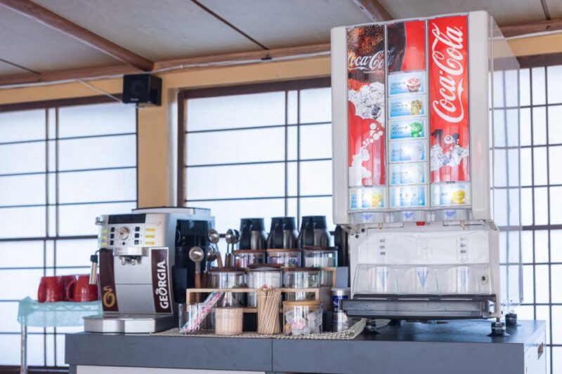 Tokyo: Yakatabune Dinner Cruise With Japanese Show & Drinks - Dining and Beverages