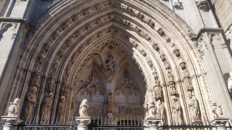 Toledo Cathedral Guided Tour in Spanish - Architectural Highlights of the Facade