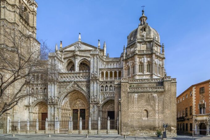 Toledo: Exclusive Private Tour With Licensed Guide - Visiting Iconic Sites