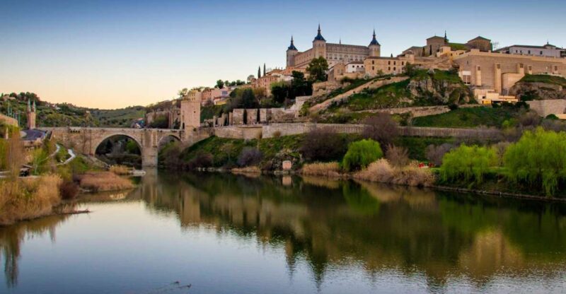 Toledo: Guided Walking Tour to Essential Monuments in Spanish - Itinerary Highlights