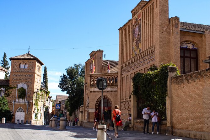 Toledo Historical Small Group Tour With Cathedral & Monuments - Exploring Toledos Main Attractions