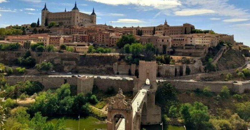 Toledo: Private Walking Tour With a Local Guide - Exploring El Transito Synagogue and Museum