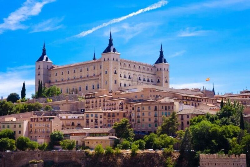 Toledo : Private Walking Tour With a Pro Guide - Plaza De Zocodover