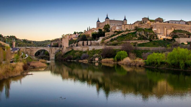 Toledo: Three Cultures Walking Tour in Spanish - Itinerary Highlights