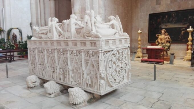 Tomar, Batalha and Alcobaca Private Tour - Discovering Alcobaça Monasterys Tragic Love Story