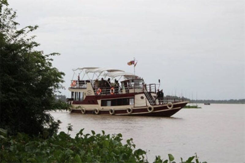 Tonle Sap Cruise & Road Tour Between Phnom Penh & Siem Reap - Accessibility and Restrictions