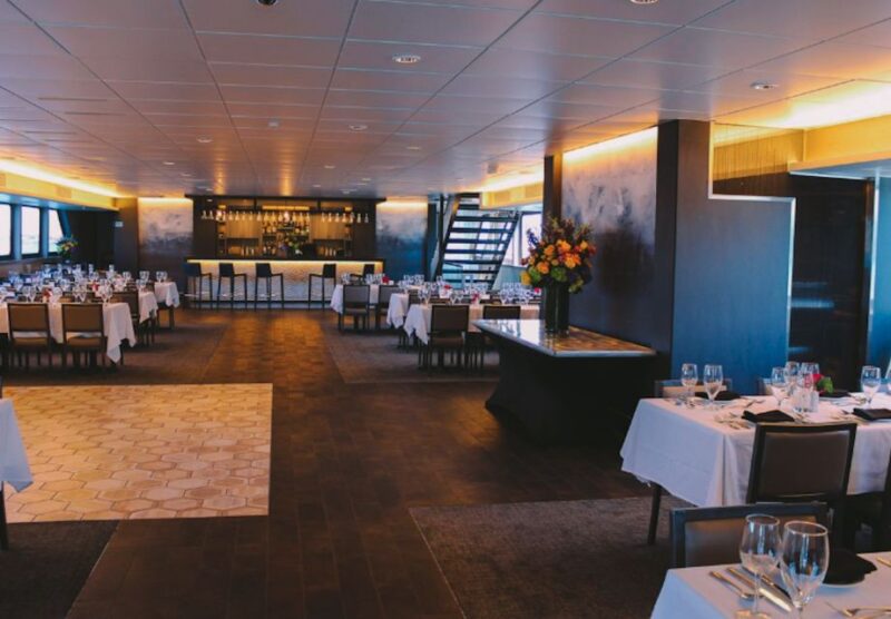 Toronto: Premium Harbor Cruise With Lunch, Brunch, or Dinner - Entertainment Onboard