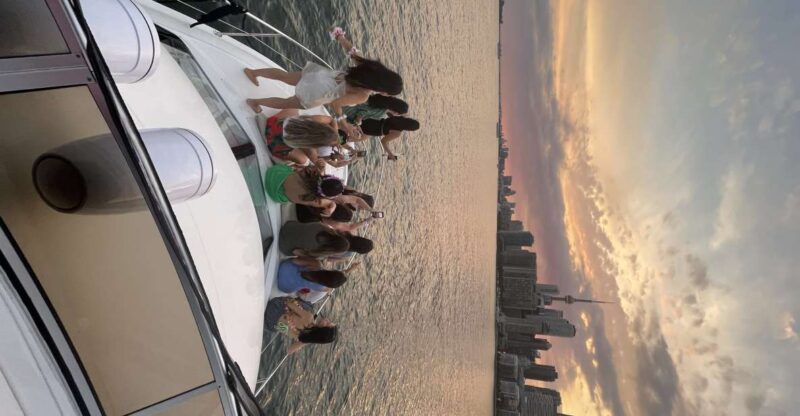 Toronto: Private Luxury Yacht Sightseeing Cruise & Prosecco - Key Points