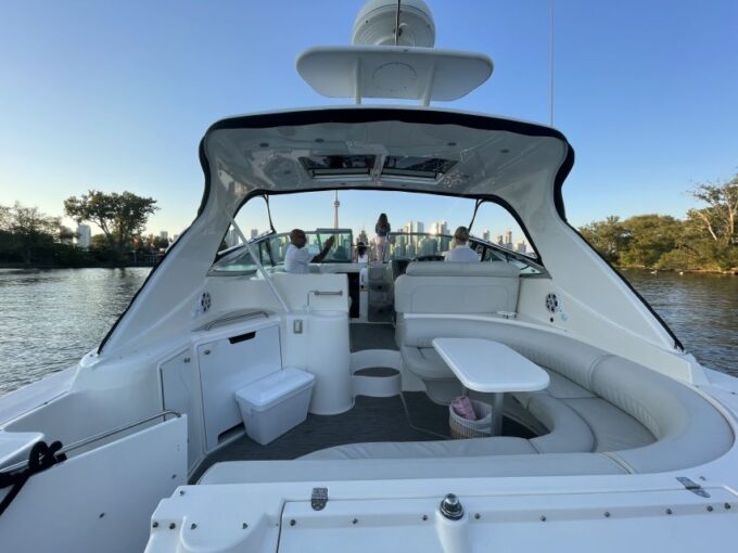 Toronto: Private Luxury Yacht Sightseeing Cruise & Prosecco - Included Amenities