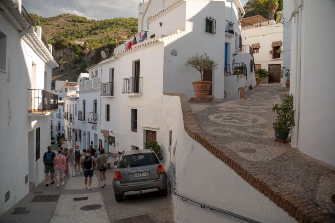 Torremolinos/Benalmadena: Nerja Caves Tour With Frigiliana - Exploring Nerja Town