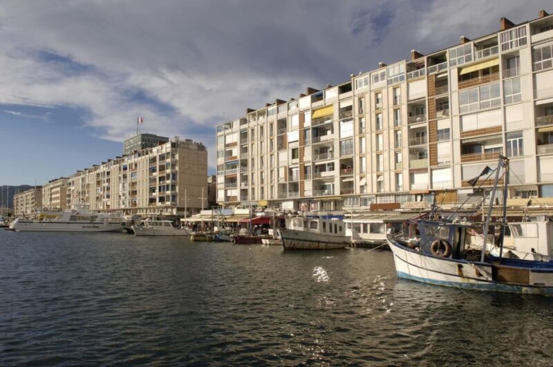 Toulon: Express Walk With a Local in 60 Minutes - Local Guide Experience