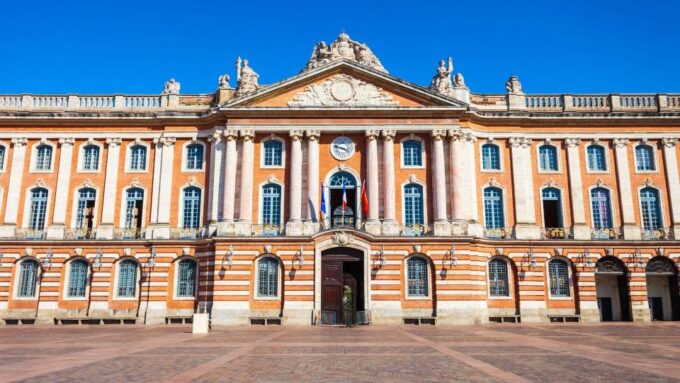 Toulouse: City Exploration Game and Tour on Your Phone - Available Languages