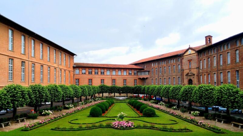 Toulouse Private Guided City Tour - Exploring the Heart of Toulouse: Place Du Capitole