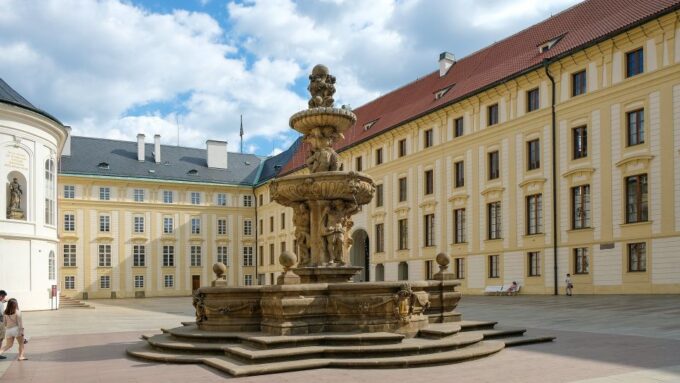 Tour Around Prague Castle and Lesser Town in Spanish - Tour Duration and Pricing