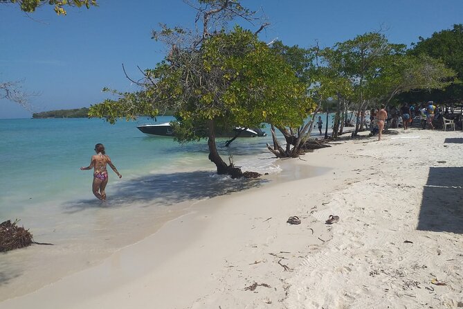Tour Around the Rosario Islands 4 Islands - Duration and Group Size