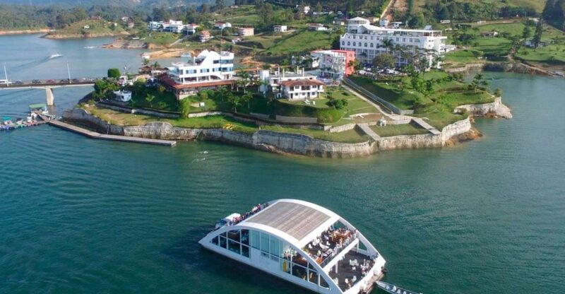 Tour Guatapé: Luxury Yacht to the Stone of Peñol. - Dining and Beverages