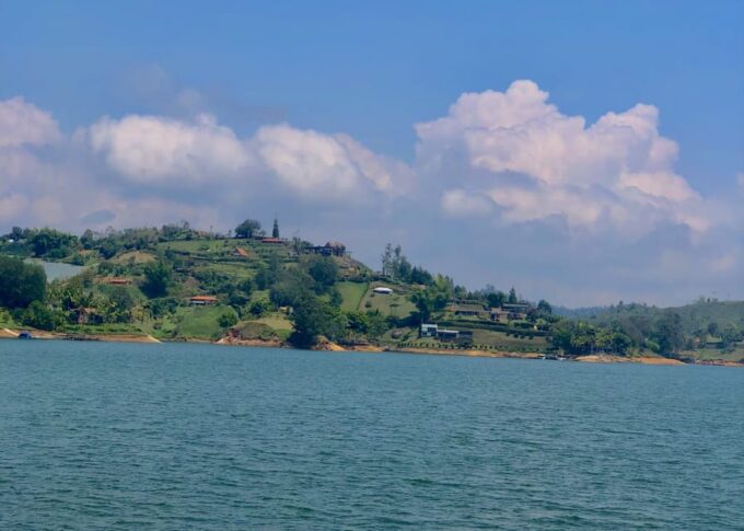 Tour Guatapé - Stone of Peñol With Departure From Medellín - Booking and Cancellation