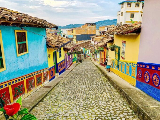 Tour Guatapé - Stone of Peñol With Departure From Medellín - Departure and Duration