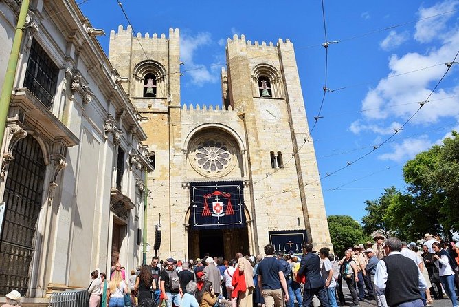Tour in Lisbon. Meet Locals the Traditions and Monuments and Visit Old and New - Meeting and Pickup Details