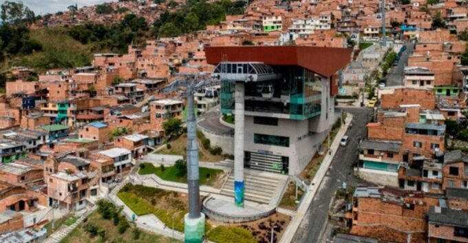 Tour Medellín: Pablo Escobar and Commune 13 - Discovering Commune 13