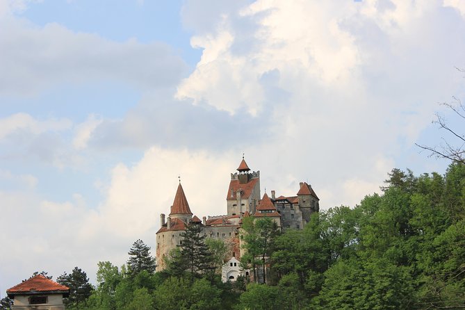 Tour of the 3 Castles: Bran, Rasnov, and Peles in Spanish (Native Spanish Guide). - Pickup Information